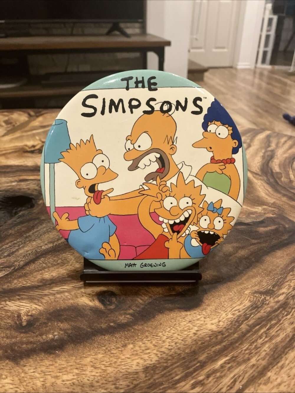The Simpsons 6" Round Pin W/Easel - Family - Homer, Marge, Bart, Lisa, Maggie